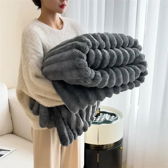 ComfortCloud™ Plush Blanket - Ultra-Soft Fleece Throw for Cozy Nights 10