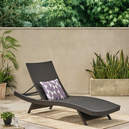 Vimora™ - Wicker Chaise Lounge for Relaxing Poolside Sunbathing