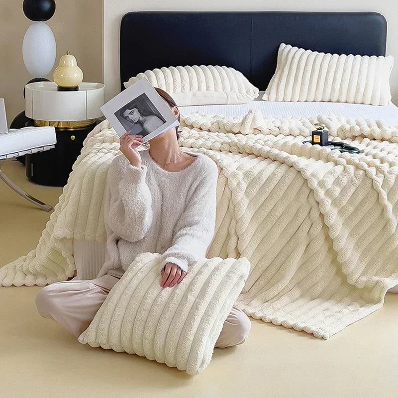 ComfortCloud™ Plush Blanket - Ultra-Soft Fleece Throw for Cozy Nights 3